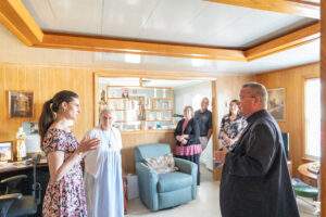 Bishop Bonnar speaks with the postulator in Rhoda's home