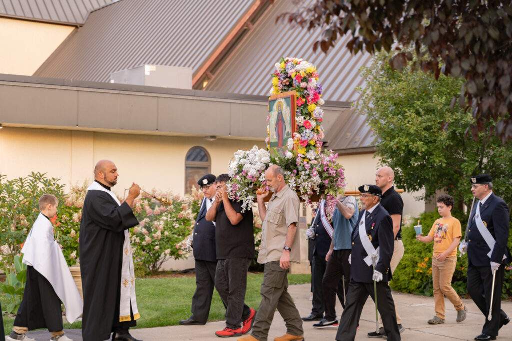 Image of Mary is carried into the shrine