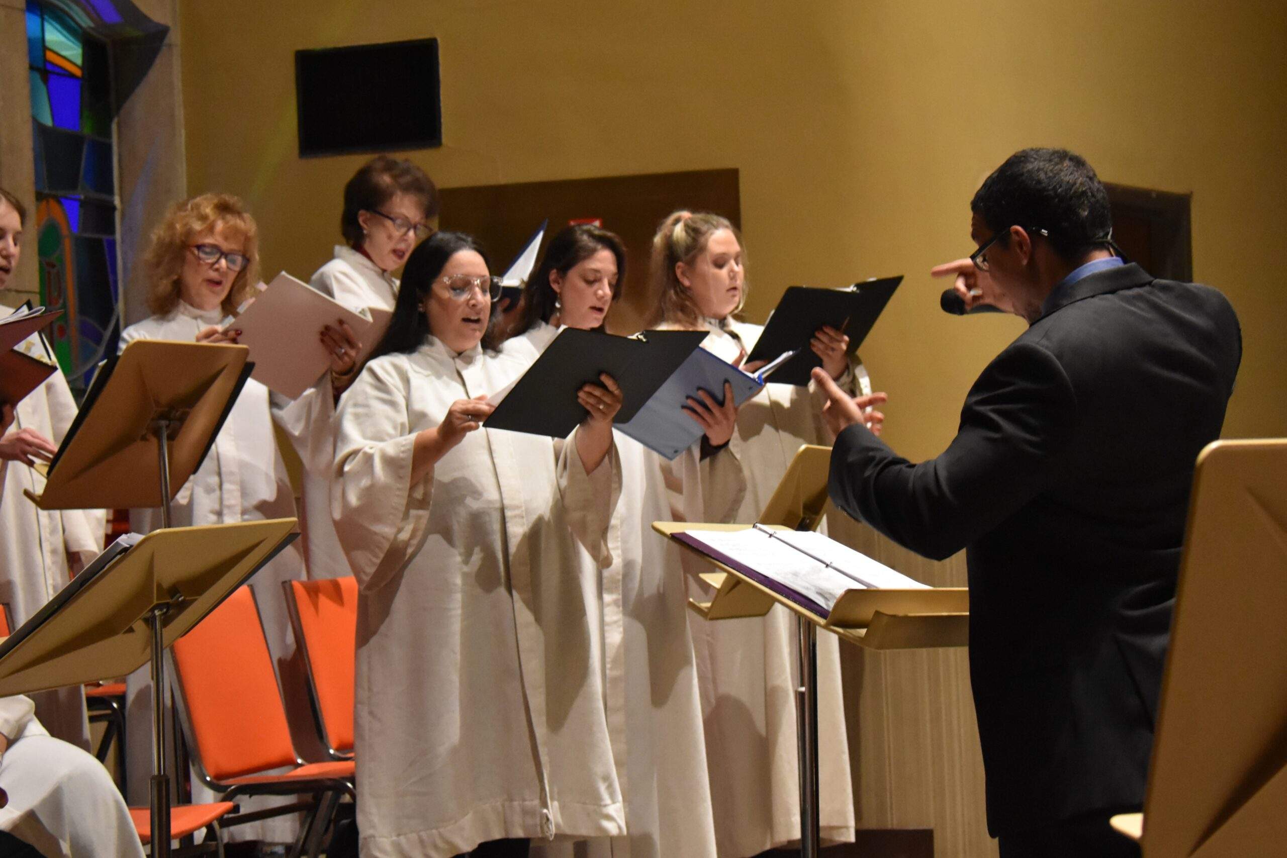 Ralph Holtzhauser conducts the St. Columba Cathedral Choir