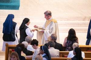 Msgr Zuraw distributes communion