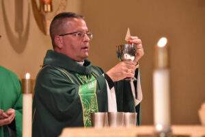 Bishop Bonnar consecrates the host during Mass