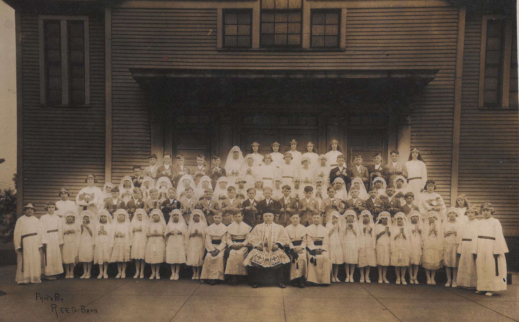 Black and white photo of a large communion class.