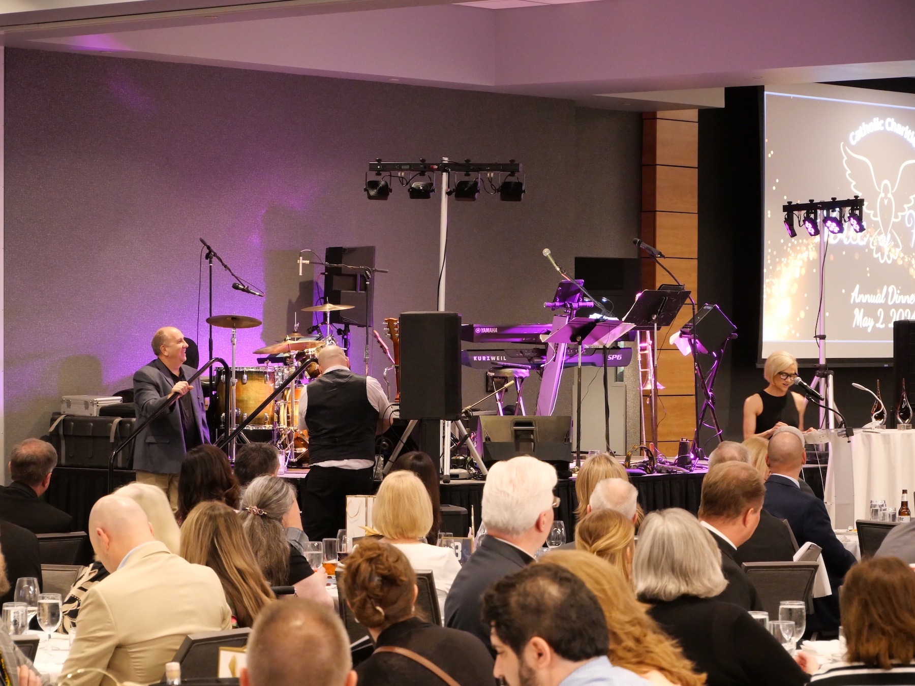 Image of the crowd and band at the Voice of Hope Dinner.