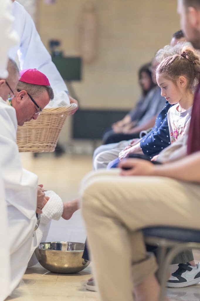 Bishop bonnar washes feet at st columba cathedral