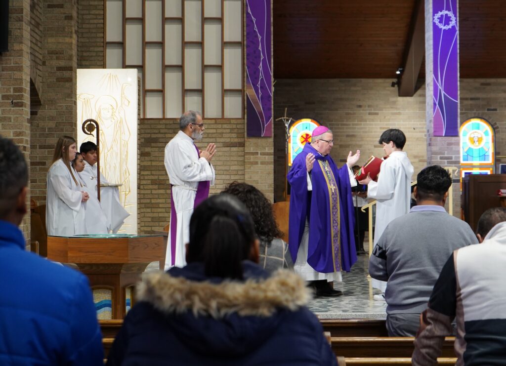 Bishop Bonnar performs the Eucharistic Prayers at the fourth annual hispanic summit. Photo by Paulina Montaldo.